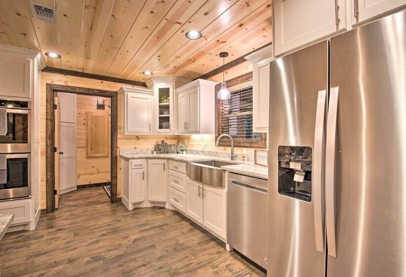 Large Upscale Cabin: Hot Tub, Fire Pit, Pool Table