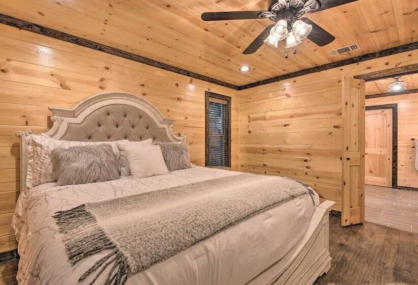 Large Upscale Cabin: Hot Tub, Fire Pit, Pool Table