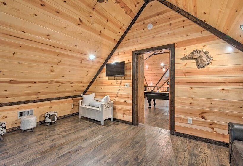 Large Upscale Cabin: Hot Tub, Fire Pit, Pool Table