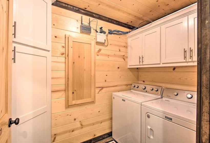 Large Upscale Cabin: Hot Tub, Fire Pit, Pool Table