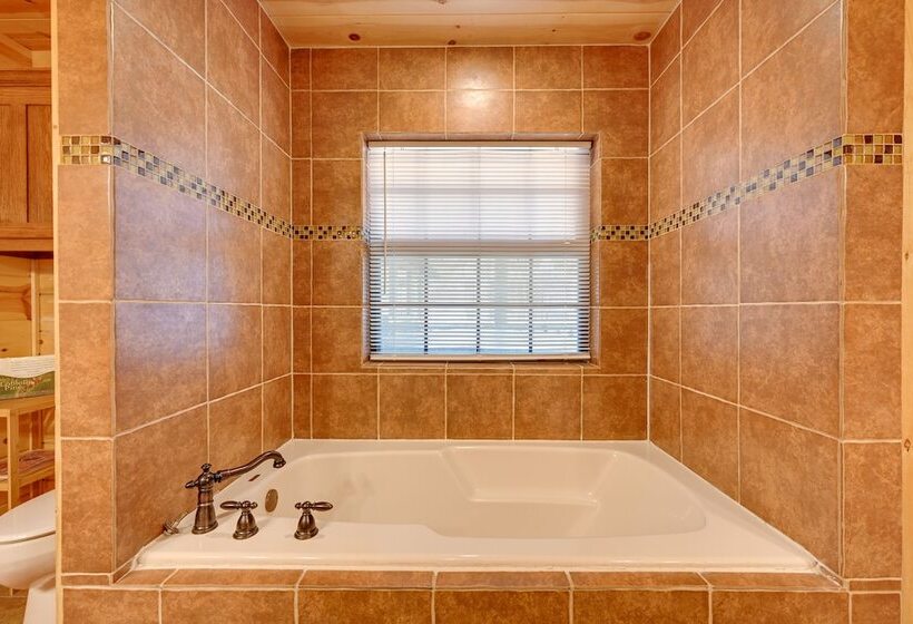 Broken Bow Cabin W/ Hot Tub & Deck   4 Mi To Lake!