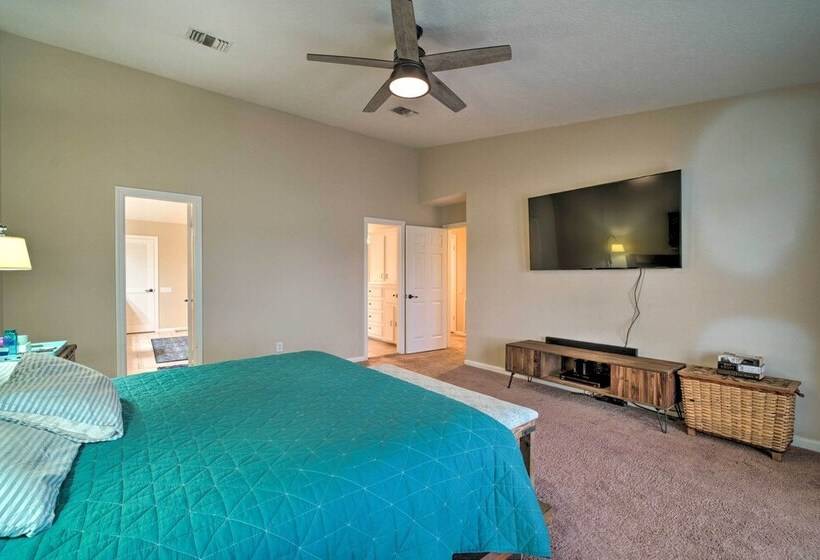 Lavish Lakefront House W/ Pool Table & Patio!