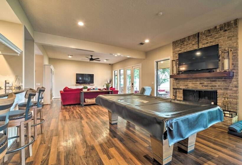 Lavish Lakefront House W/ Pool Table & Patio!