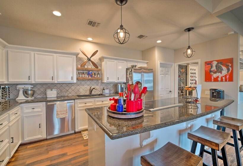 Lavish Lakefront House W/ Pool Table & Patio!