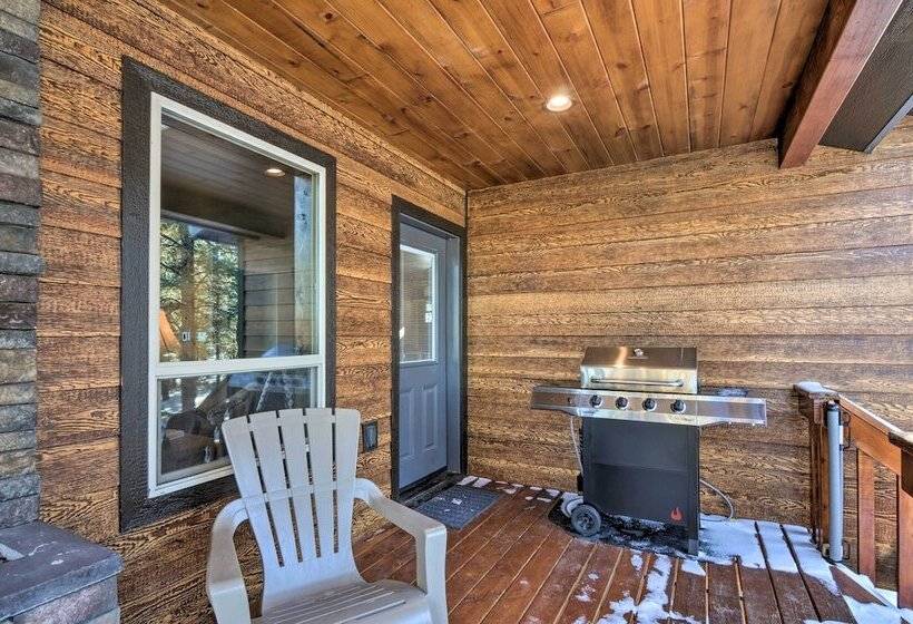 Longview Lodge  W/ Furnished Deck & Fire Pit!