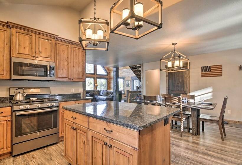 Longview Lodge  W/ Furnished Deck & Fire Pit!