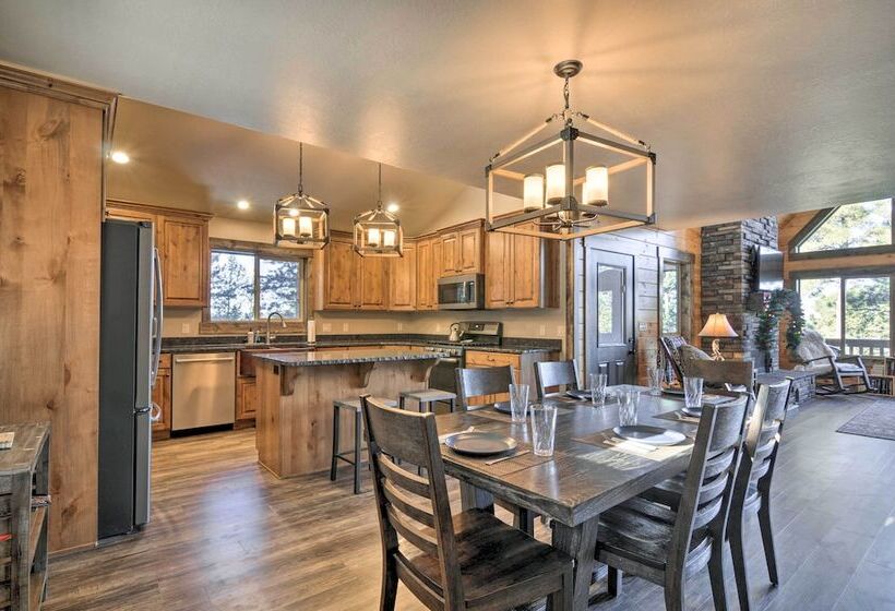 Longview Lodge  W/ Furnished Deck & Fire Pit!