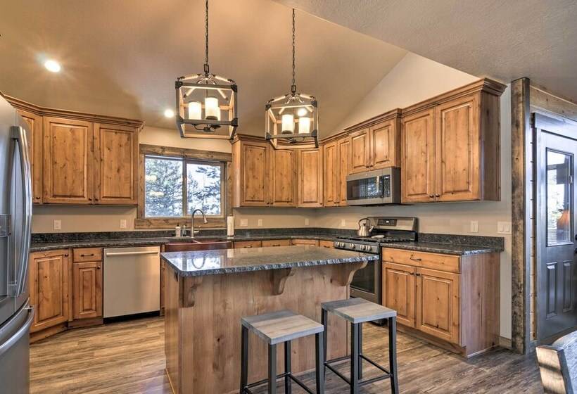 Longview Lodge  W/ Furnished Deck & Fire Pit!