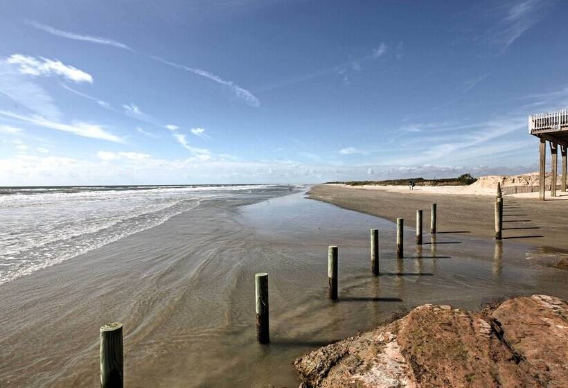 Steps From Gulf: Freeport Home W/ Water Views