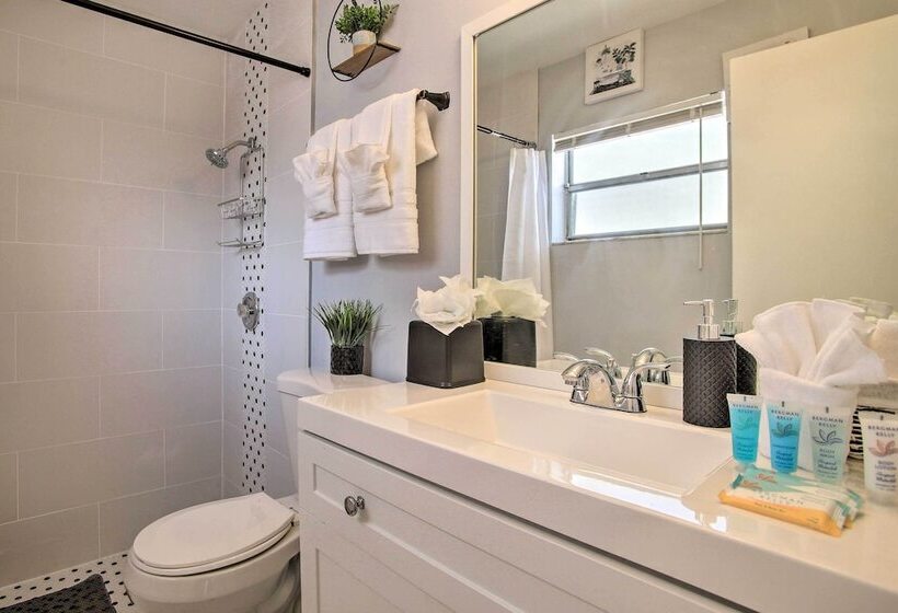 Lovely Lauderhill Retreat < 12 Mi To Beach!