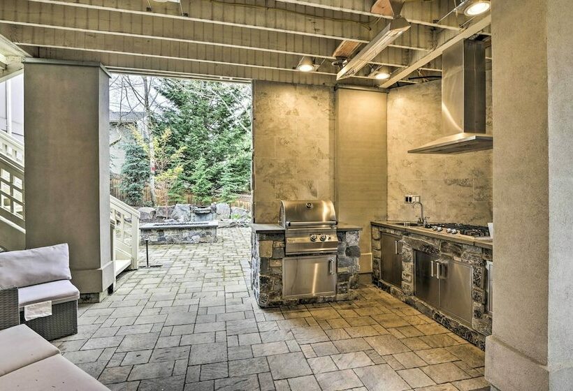 Luxe Bellevue Mansion  Gated Yard + Grill!