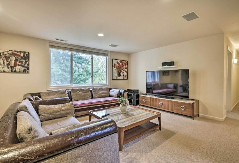 Luxe Bellevue Mansion  Gated Yard + Grill!