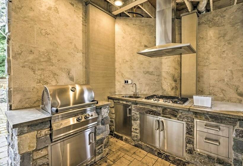 Luxe Bellevue Mansion  Gated Yard + Grill!