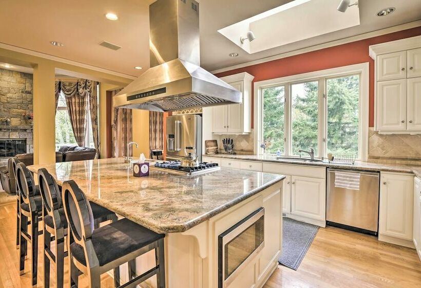 Luxe Bellevue Mansion  Gated Yard + Grill!