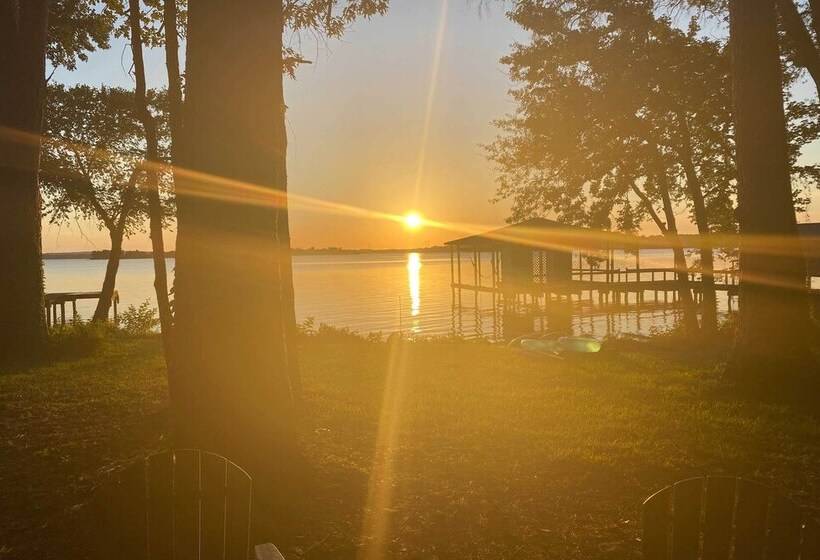 Luxe Lakehouse W/ Sunset Views On Lake Palestine!