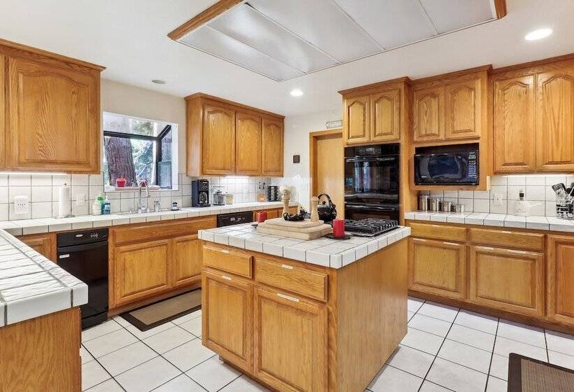 Lake Tahoe Family Home W/ Hot Tub & Game Room!