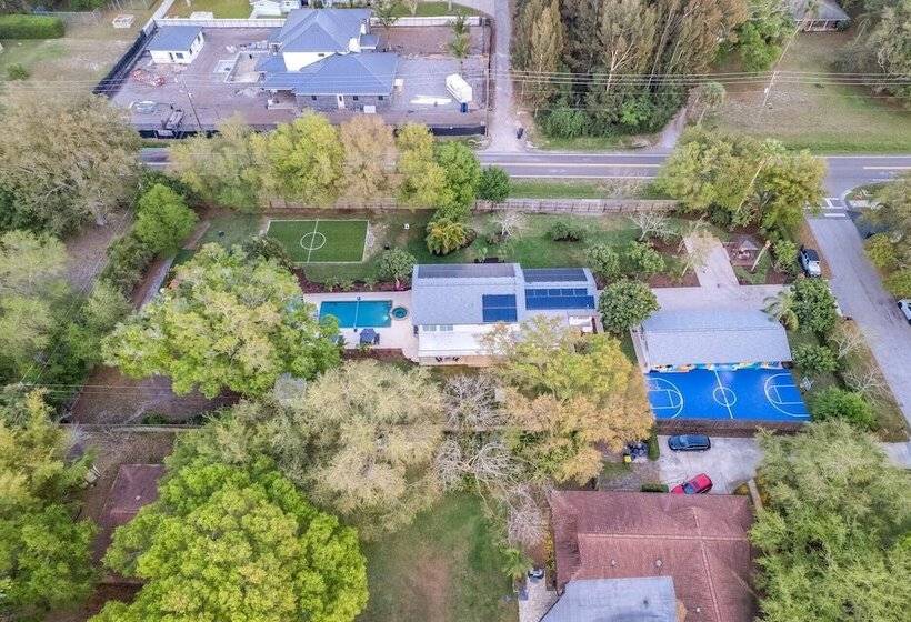 Luxe Largo Retreat: Pool, Games, Basketball & More