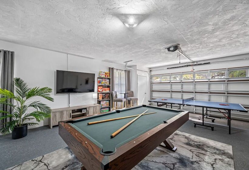 Luxe Largo Retreat: Pool, Games, Basketball & More