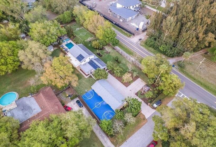 Luxe Largo Retreat: Pool, Games, Basketball & More