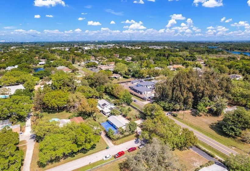 Luxe Largo Retreat: Pool, Games, Basketball & More