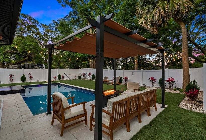 Luxury Tampa Home W/ Pool, Jacuzzi & Amenities