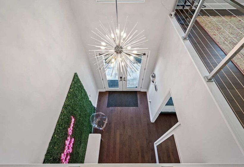 Luxury Tampa Home W/ Pool, Jacuzzi & Amenities