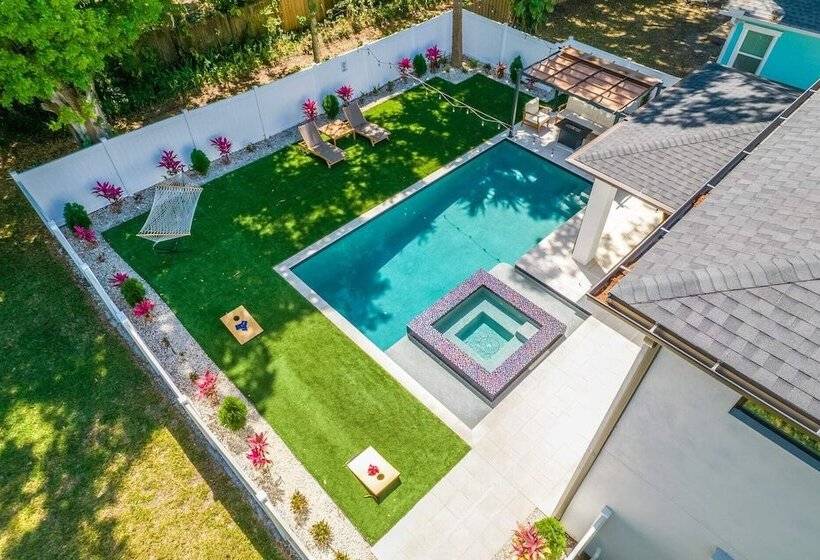 Luxury Tampa Home W/ Pool, Jacuzzi & Amenities