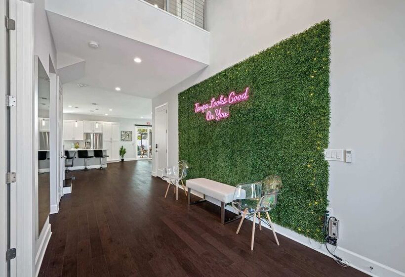 Luxury Tampa Home W/ Pool, Jacuzzi & Amenities