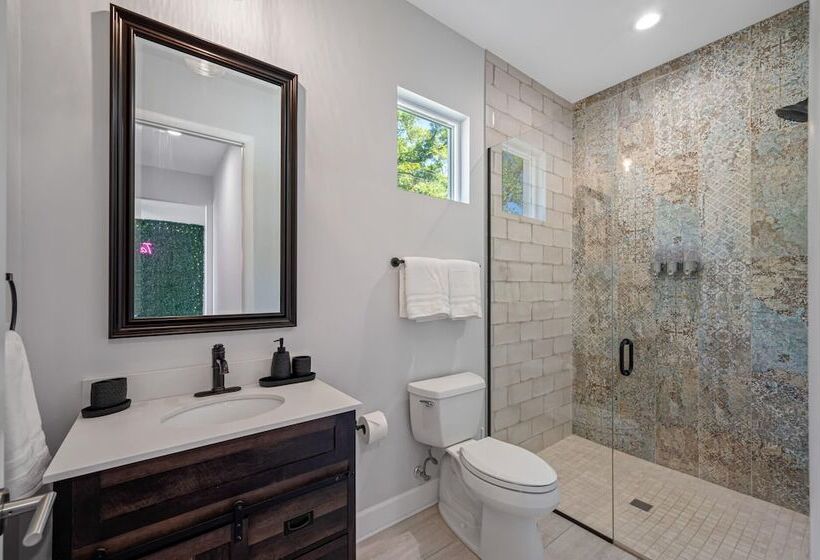 Luxury Tampa Home W/ Pool, Jacuzzi & Amenities