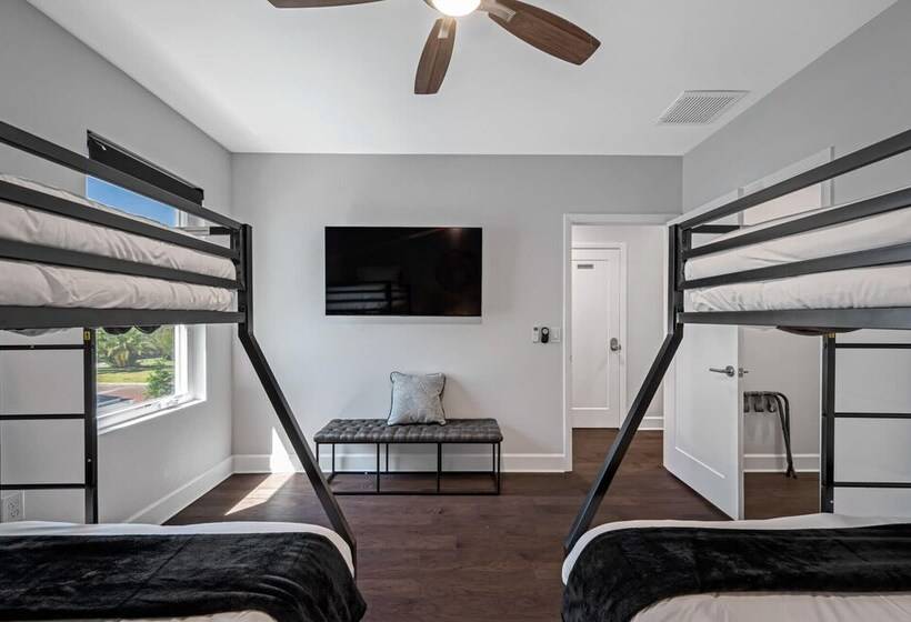 Luxury Tampa Home W/ Pool, Jacuzzi & Amenities