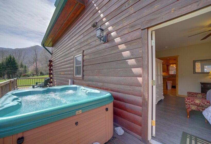 Maggie Valley Cabin W/ Private Hot Tub & Game Room