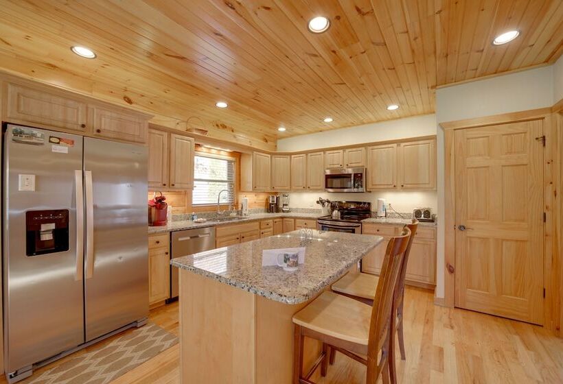 Maggie Valley Cabin W/ Private Hot Tub & Game Room