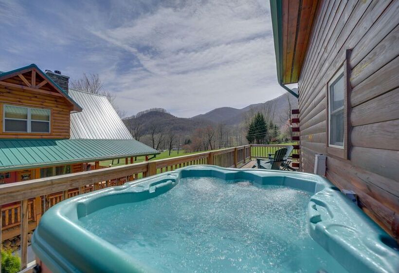 Maggie Valley Cabin W/ Private Hot Tub & Game Room