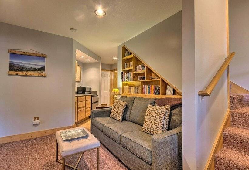 Maggie Valley Home W/ Mtn Views & Screened Porch!