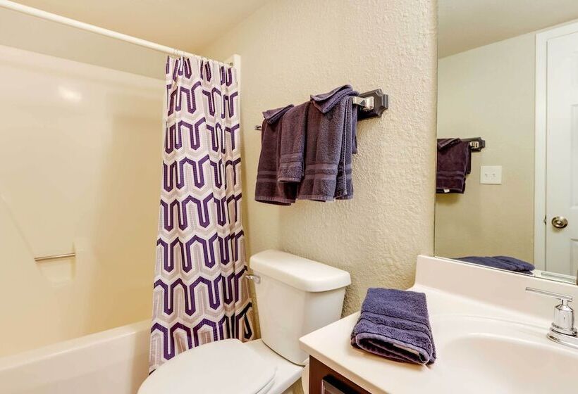 Hot Tub & Deck: Margaritaville Resort Retreat!