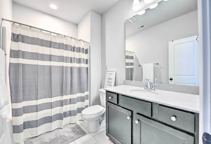 Modern Charlotte Home ~ 4 Mi To Downtown!