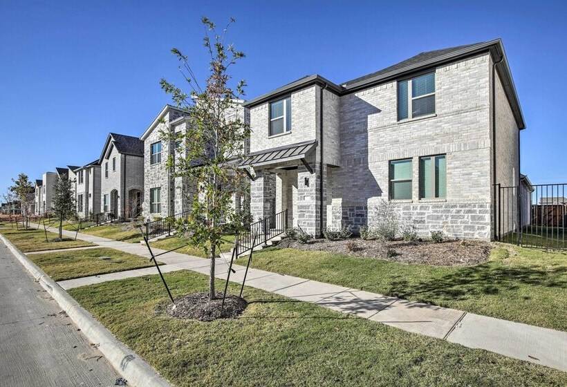 Patio & Game Room: Modern Home In Frisco
