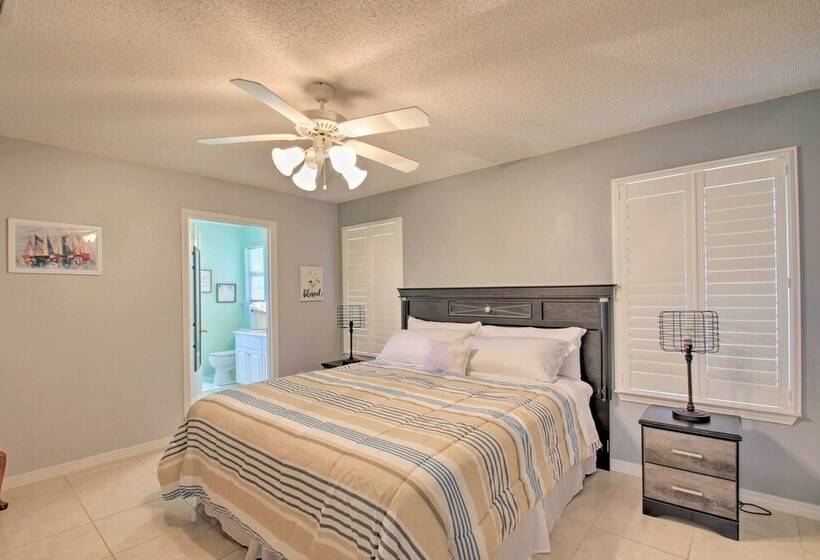 Modern Gulf Breeze Retreat ~ 4 Mi To Beaches!