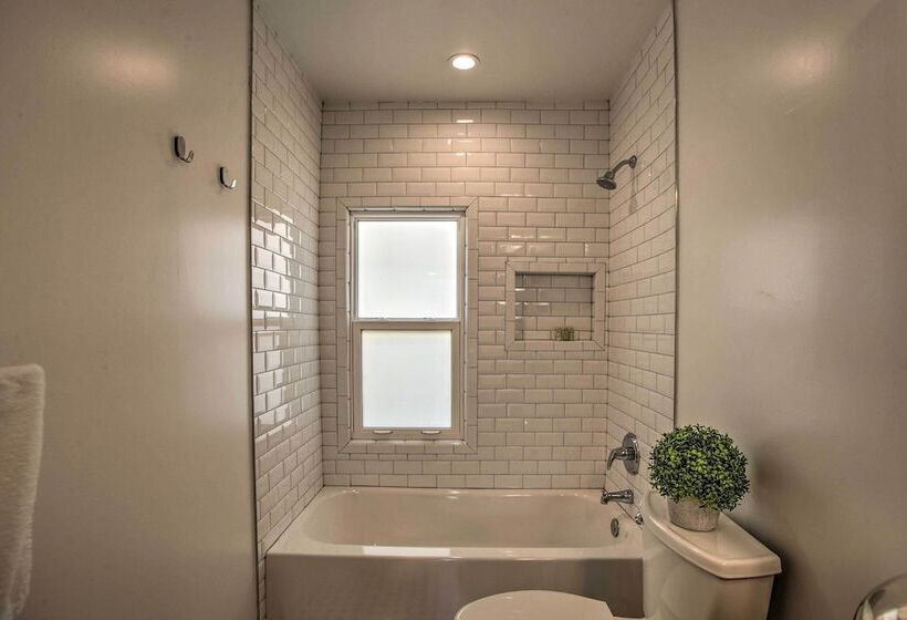 Modern Home W/ Shared Pool In Fort Lauderdale!