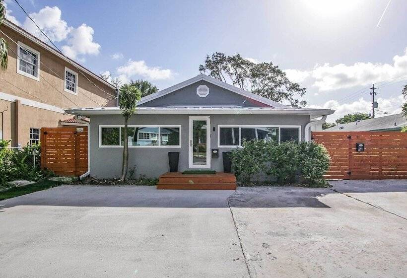 Modern Home W/ Shared Pool In Fort Lauderdale!