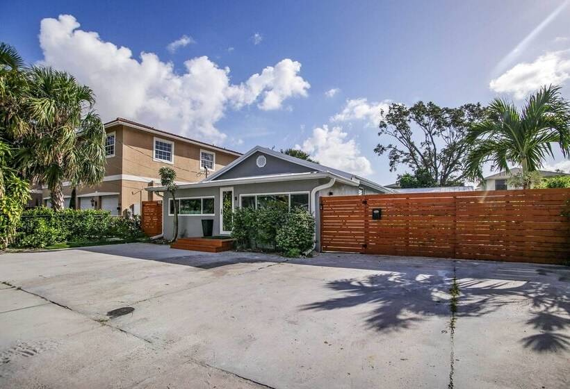 Modern Home W/ Shared Pool In Fort Lauderdale!
