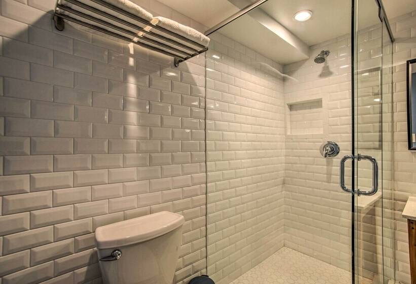 Modern Home W/ Shared Pool In Fort Lauderdale!