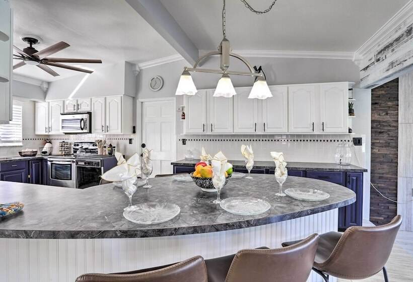 Modern Seminole Home W/ Patio, 3 Mi To Beach!