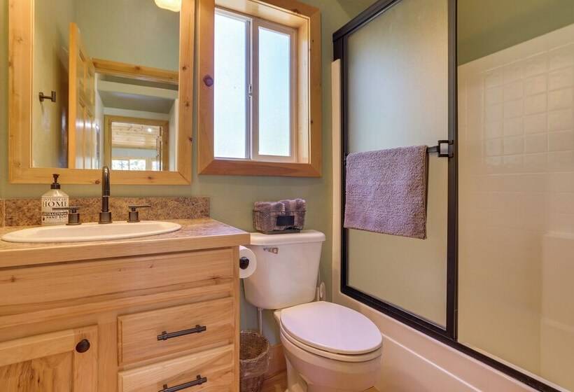 Mountain Escape: Scattered Pines Cabin W/ Deck!