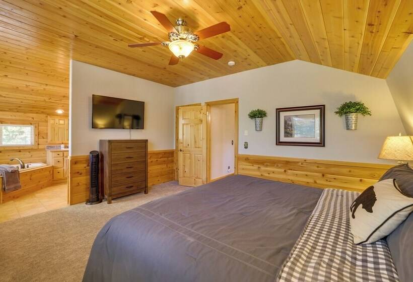 Mountain Escape: Scattered Pines Cabin W/ Deck!