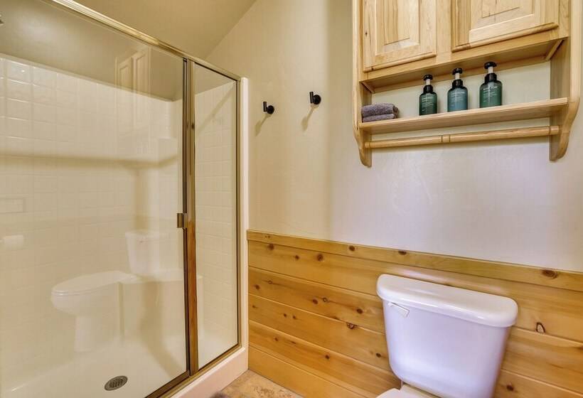 Mountain Escape: Scattered Pines Cabin W/ Deck!