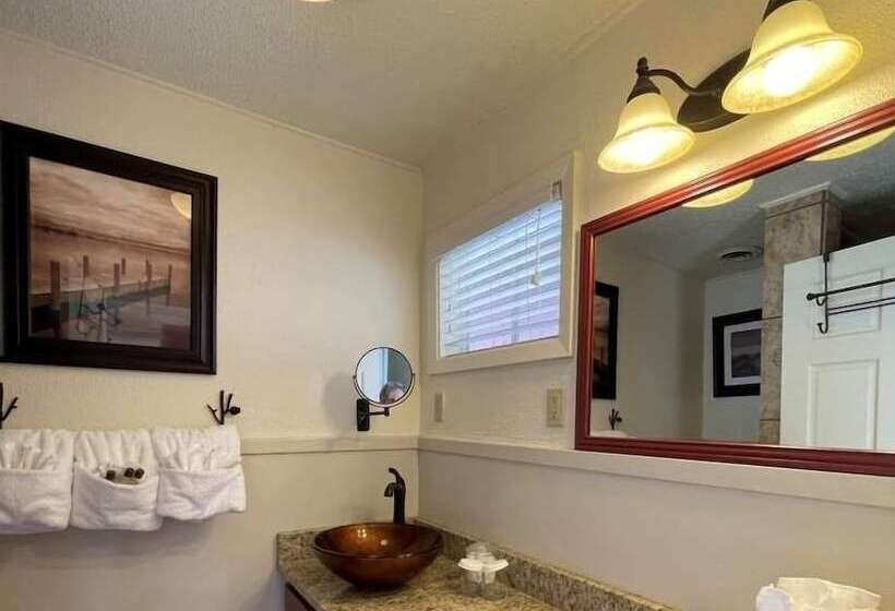 Mountain Harbor Queen Guest Room On Lake Ouachita By Redawning