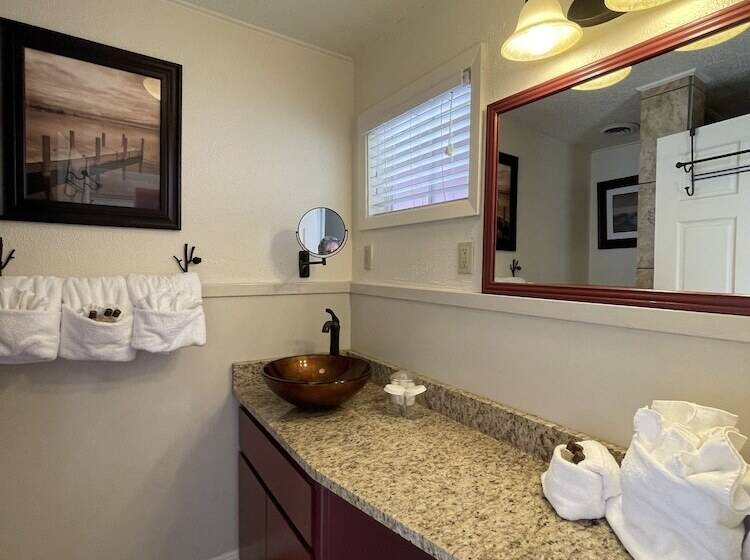 Mountain Harbor Queen Guest Room On Lake Ouachita By Redawning