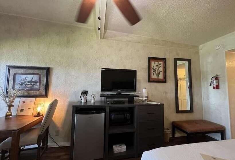 Mountain Harbor Queen Guest Room On Lake Ouachita By Redawning