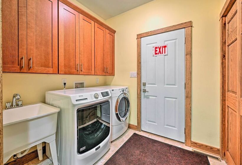 Nekoosa Golf Course Retreat W/ Hot Tub!